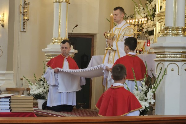 UROCZYSTOŚĆ PIERWSZEJ KOMUNII ŚWIĘTEJ