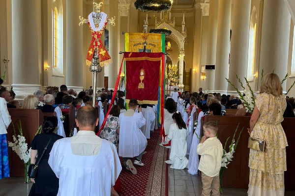 UROCZYSTOŚĆ PIERWSZEJ KOMUNII ŚWIĘTEJ