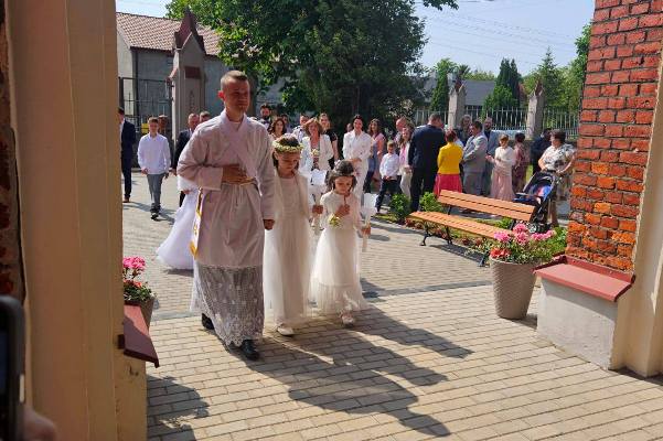 UROCZYSTOŚĆ PIERWSZEJ KOMUNII ŚWIĘTEJ